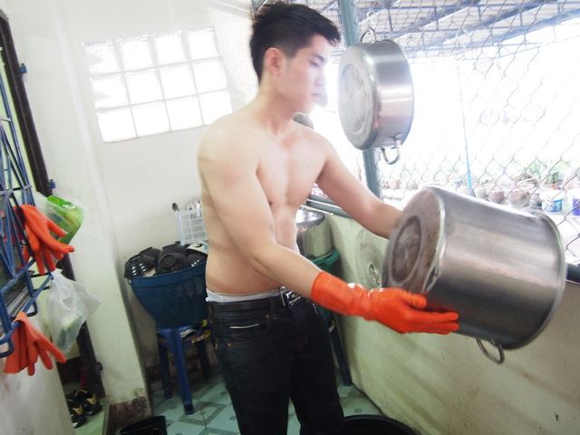 หนุ่มหล่อล่ำคนนี้ ไม่ใช่เด็กล้างจานนะ แต่เป็นเจ้าของร้านก๊วยเตี๋ยว แถวโรงงานอมตะนคร จ.ชลบุรี
