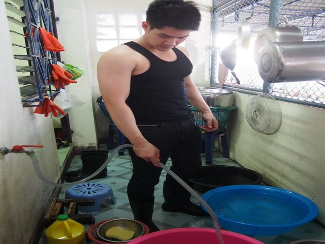 หนุ่มหล่อล่ำคนนี้ ไม่ใช่เด็กล้างจานนะ แต่เป็นเจ้าของร้านก๊วยเตี๋ยว แถวโรงงานอมตะนคร จ.ชลบุรี