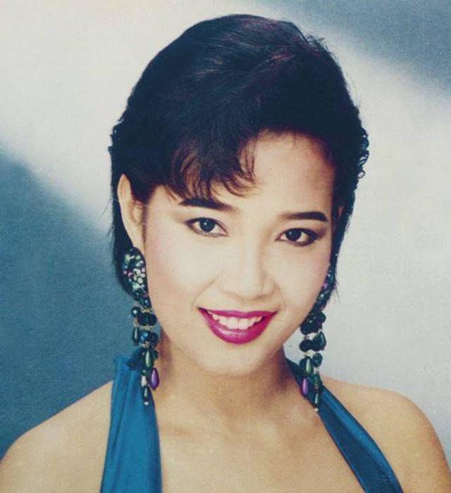 2. พุ่มพวง ดวงจันทร์