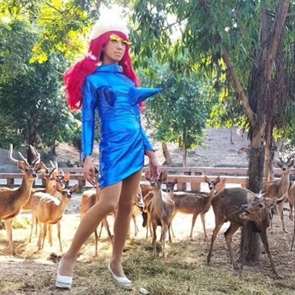 สีชุดเเละสีผม เป็นสีสันที่เติมเต็มธรรมชาติ