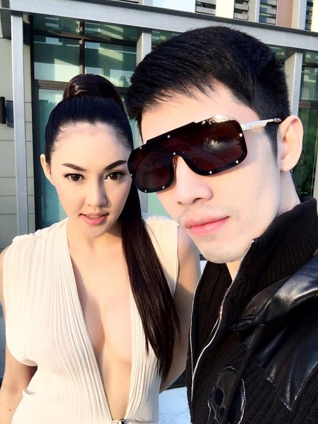 เก๋ เลเดอเรอร์ ท้าล้มหนาวกับเสื้อผ้าน้อยชิ้นริมสระ เบาๆ