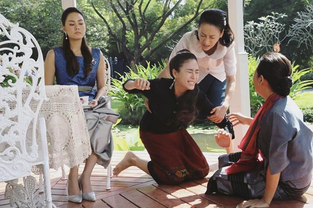 ได้ใจแฟนละครไปเต็มๆ &ldquo;จุ๋ย&rdquo; ให้เหยียบหน้าจริง ในบท &ldquo;ริ้วทอง&rdquo; สยบใต้ตีน &ldquo;ท่านหญิงรัมภา&rdquo; เจนี่ โหดมากฉากนี้