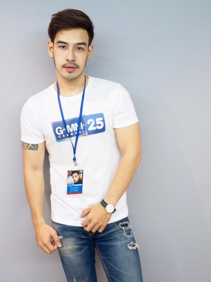 "แบงค์&rdquo; หนุ่มที่ยกป้ายง้อแฟนกลางอนุสาวรีย์ชัย หล่อล่ำกล้ามโตไม่ธรรมดา!