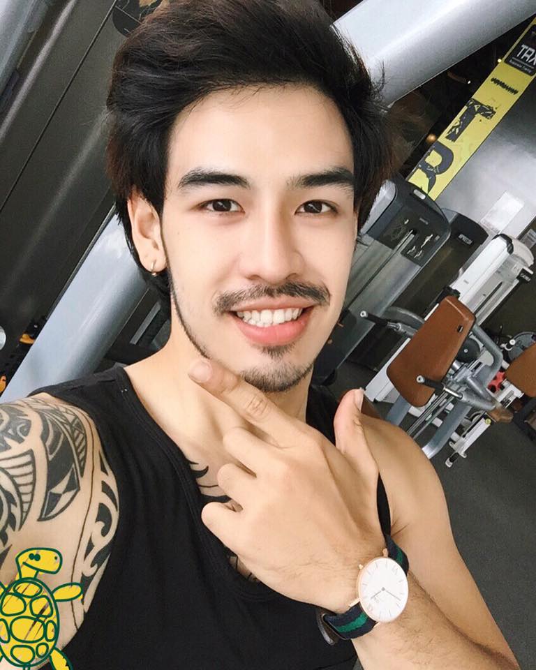 "แบงค์&rdquo; หนุ่มที่ยกป้ายง้อแฟนกลางอนุสาวรีย์ชัย หล่อล่ำกล้ามโตไม่ธรรมดา!