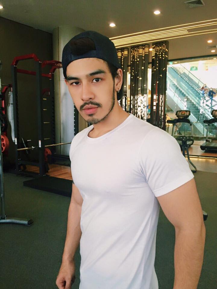 "แบงค์&rdquo; หนุ่มที่ยกป้ายง้อแฟนกลางอนุสาวรีย์ชัย หล่อล่ำกล้ามโตไม่ธรรมดา!