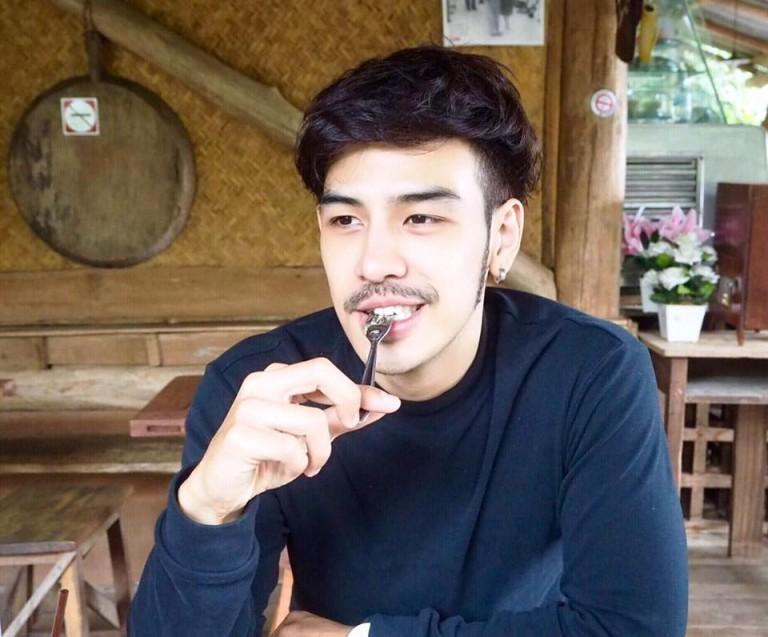 "แบงค์&rdquo; หนุ่มที่ยกป้ายง้อแฟนกลางอนุสาวรีย์ชัย หล่อล่ำกล้ามโตไม่ธรรมดา!