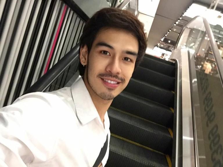 "แบงค์&rdquo; หนุ่มที่ยกป้ายง้อแฟนกลางอนุสาวรีย์ชัย หล่อล่ำกล้ามโตไม่ธรรมดา!
