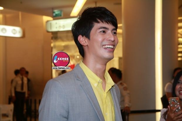 สน ยุกต์ โปรยยิ้มกระจายแบบนี้ ดูหล่อมาก!