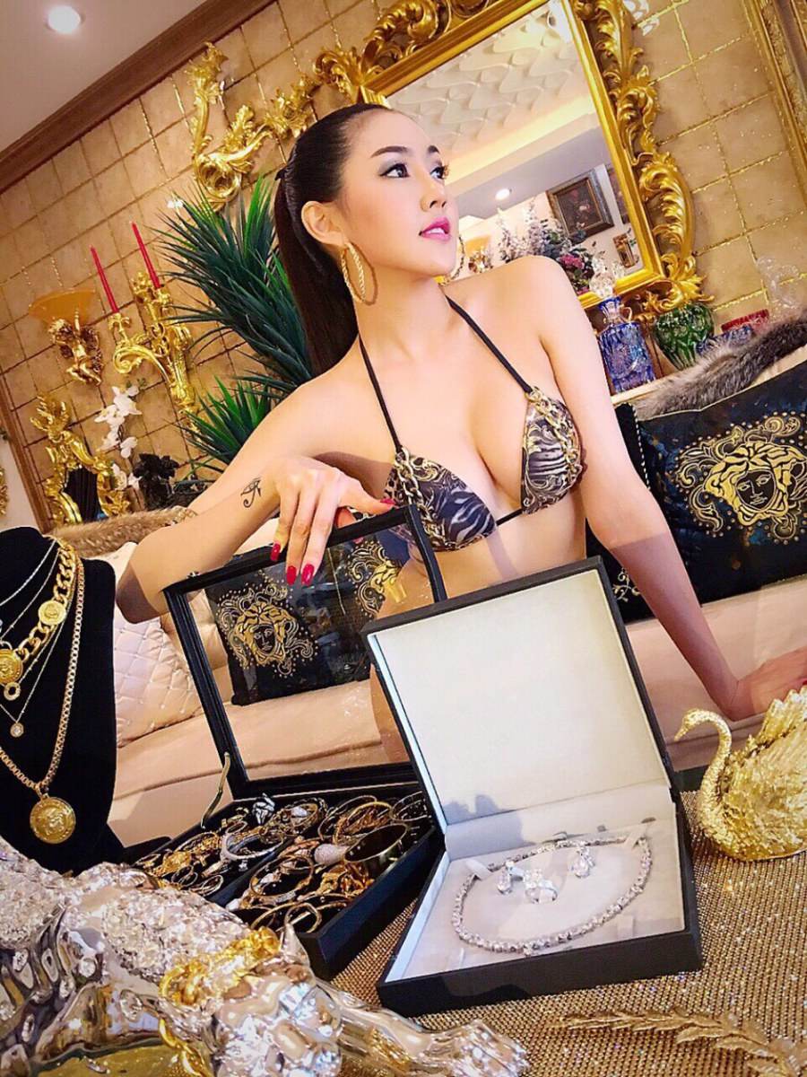 แซ่บเว่อร์ !! เก๋ เลเดอเรอร์ จัดหนักอวดหุ่นแซ่บกับบ้านสุดหรู