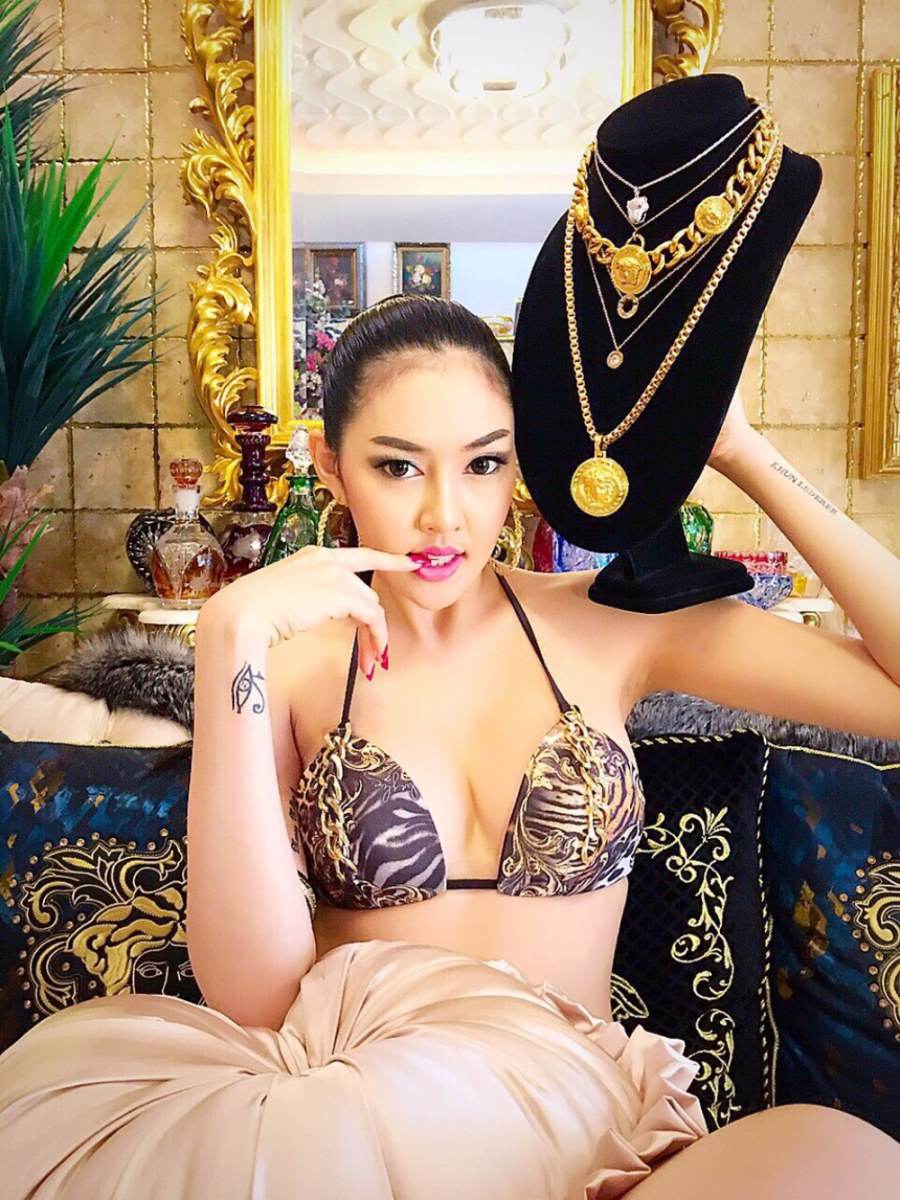 แซ่บเว่อร์ !! เก๋ เลเดอเรอร์ จัดหนักอวดหุ่นแซ่บกับบ้านสุดหรู
