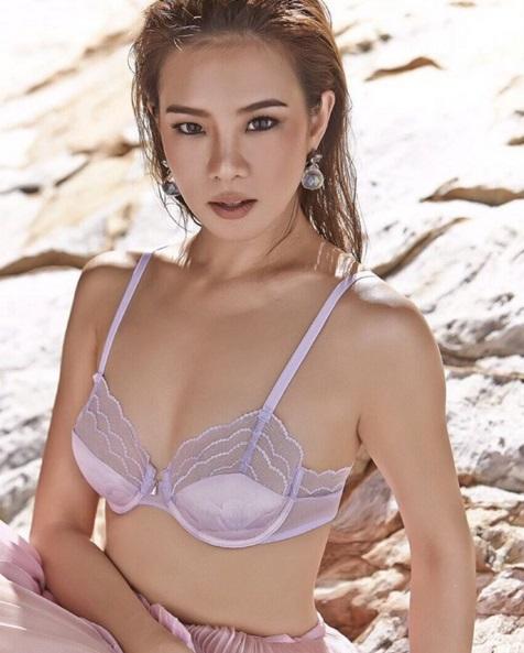 สตรองตัวเเม่ คริส หอวัง หยิบยกทุกตำรา โพสท่าสุดเเซ่บ