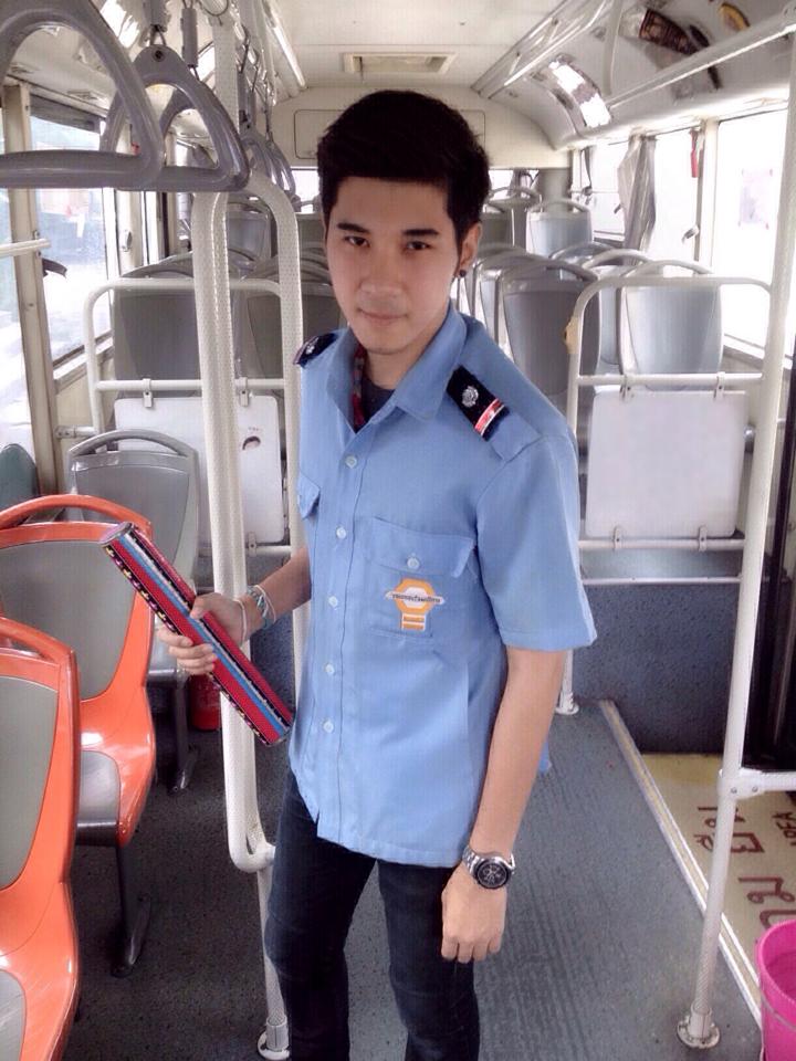 เข้าวงการบันเทิงเต็มตัวแล้ว โชว์ตัว เดินแบบ เล่นหนัง สำหรับหนุ่มกระเป๋ารถเมล์สุดหล่อ ปอ.44 เลโอ นิธิโรจน์