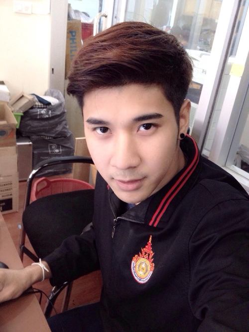 เข้าวงการบันเทิงเต็มตัวแล้ว โชว์ตัว เดินแบบ เล่นหนัง สำหรับหนุ่มกระเป๋ารถเมล์สุดหล่อ ปอ.44 เลโอ นิธิโรจน์