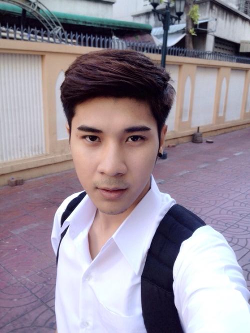เข้าวงการบันเทิงเต็มตัวแล้ว โชว์ตัว เดินแบบ เล่นหนัง สำหรับหนุ่มกระเป๋ารถเมล์สุดหล่อ ปอ.44 เลโอ นิธิโรจน์