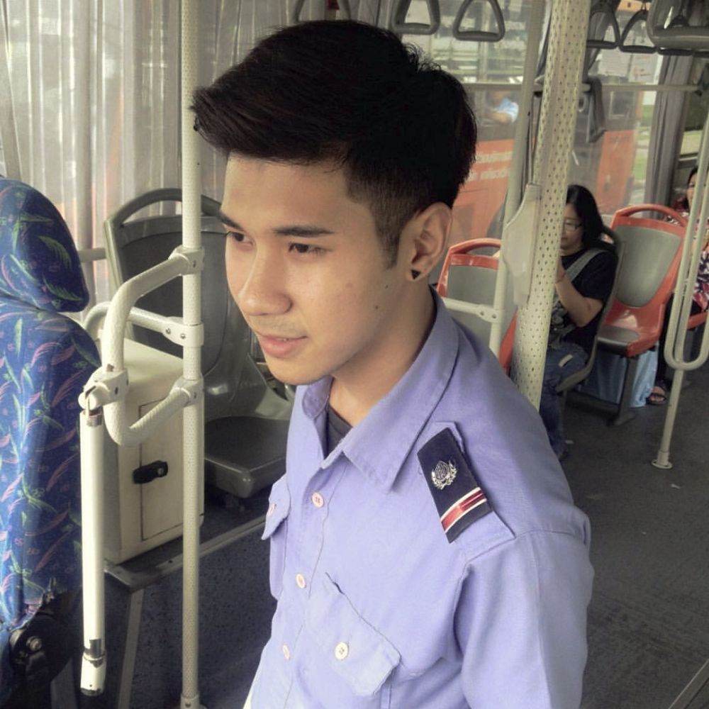 เข้าวงการบันเทิงเต็มตัวแล้ว โชว์ตัว เดินแบบ เล่นหนัง สำหรับหนุ่มกระเป๋ารถเมล์สุดหล่อ ปอ.44 เลโอ นิธิโรจน์