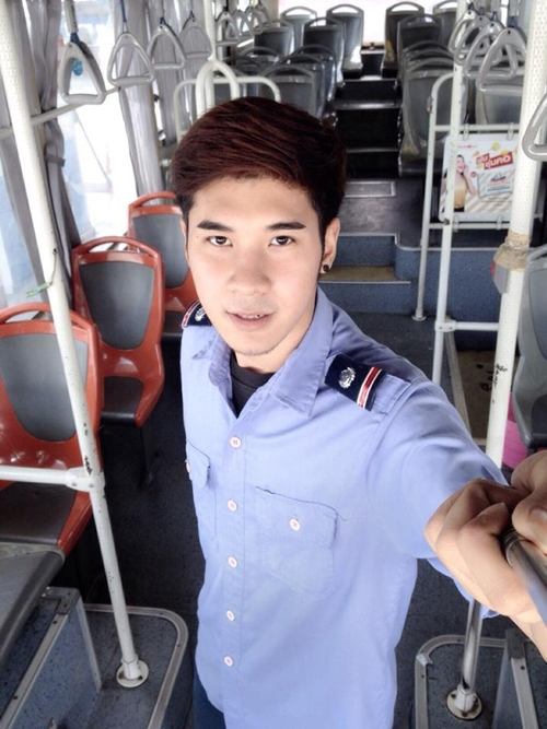 เข้าวงการบันเทิงเต็มตัวแล้ว โชว์ตัว เดินแบบ เล่นหนัง สำหรับหนุ่มกระเป๋ารถเมล์สุดหล่อ ปอ.44 เลโอ นิธิโรจน์