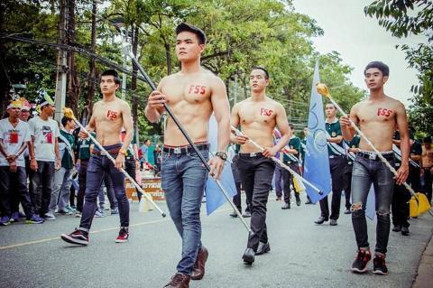 ขบวนพาเหรดหนุ่มหล่อฟิตเฟิร์ม แซ่บๆ