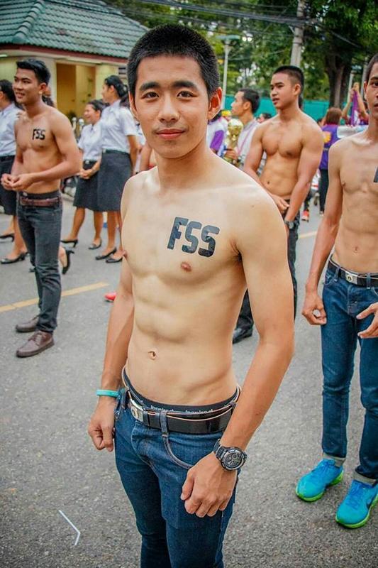 ขบวนพาเหรดหนุ่มหล่อฟิตเฟิร์ม แซ่บๆ