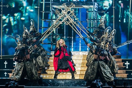 อลังการสมการรอคอย คอนเสิร์ต มาดอนน่า ในประเทศไทย วันนี้ (Madonna Rebel Heart Tour Bangkok)