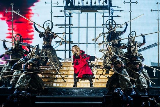 อลังการสมการรอคอย คอนเสิร์ต มาดอนน่า ในประเทศไทย วันนี้ (Madonna Rebel Heart Tour Bangkok)