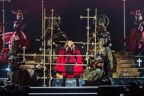 อลังการสมการรอคอย คอนเสิร์ต มาดอนน่า ในประเทศไทย วันนี้ (Madonna Rebel Heart Tour Bangkok)