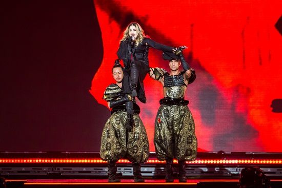 อลังการสมการรอคอย คอนเสิร์ต มาดอนน่า ในประเทศไทย วันนี้ (Madonna Rebel Heart Tour Bangkok)