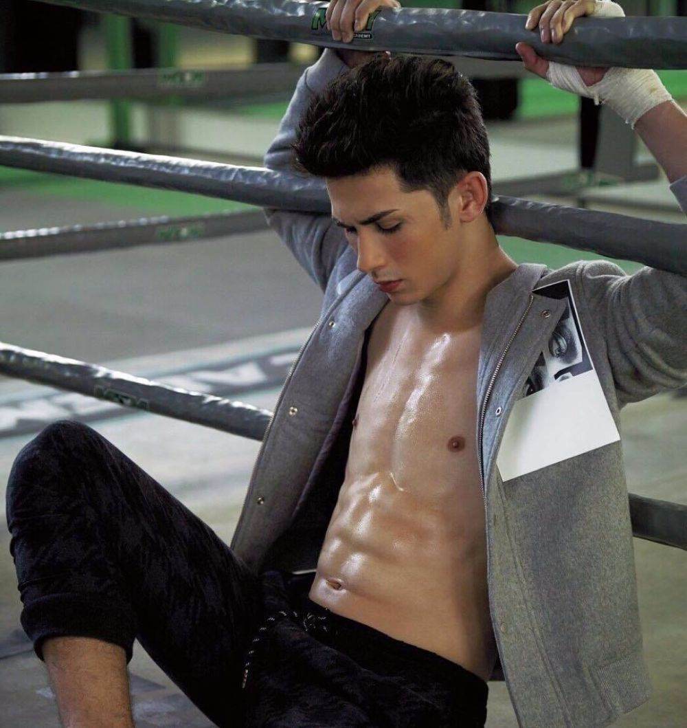 10 หนุ่มหล่อ ที่สาวๆ ยกให้เป็นสมบัติ (ความหล่อ) ของชาติ