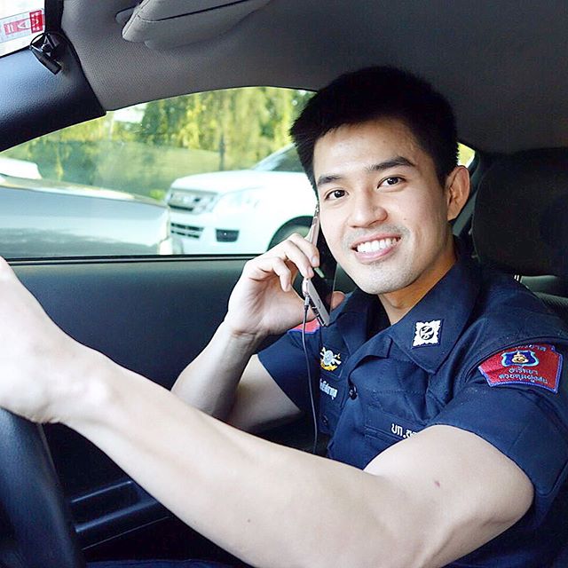 ส่องภาพ &ldquo;คุณตง&rdquo; ตำรวจหนุ่มรูปหล่อ ยิ้มสวย ที่สาวแท้-สาวเทียมเห็นแล้วอยากโดนจับซะทุกราย!