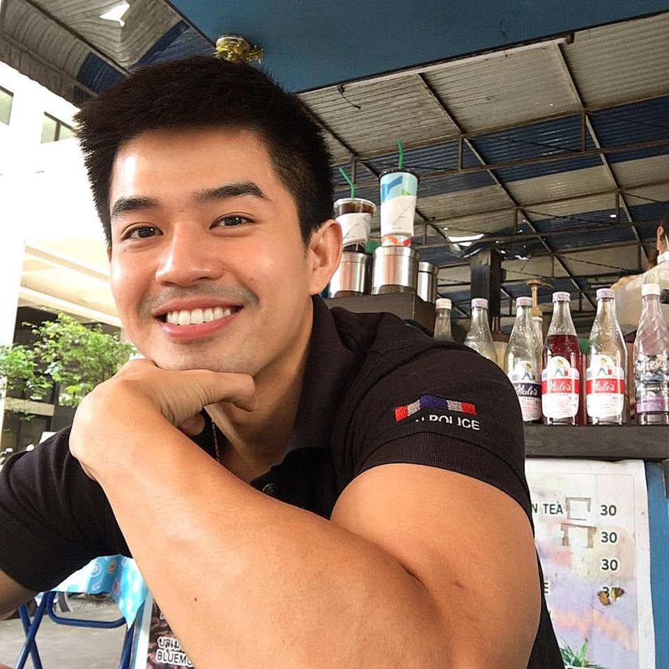 ส่องภาพ &ldquo;คุณตง&rdquo; ตำรวจหนุ่มรูปหล่อ ยิ้มสวย ที่สาวแท้-สาวเทียมเห็นแล้วอยากโดนจับซะทุกราย!