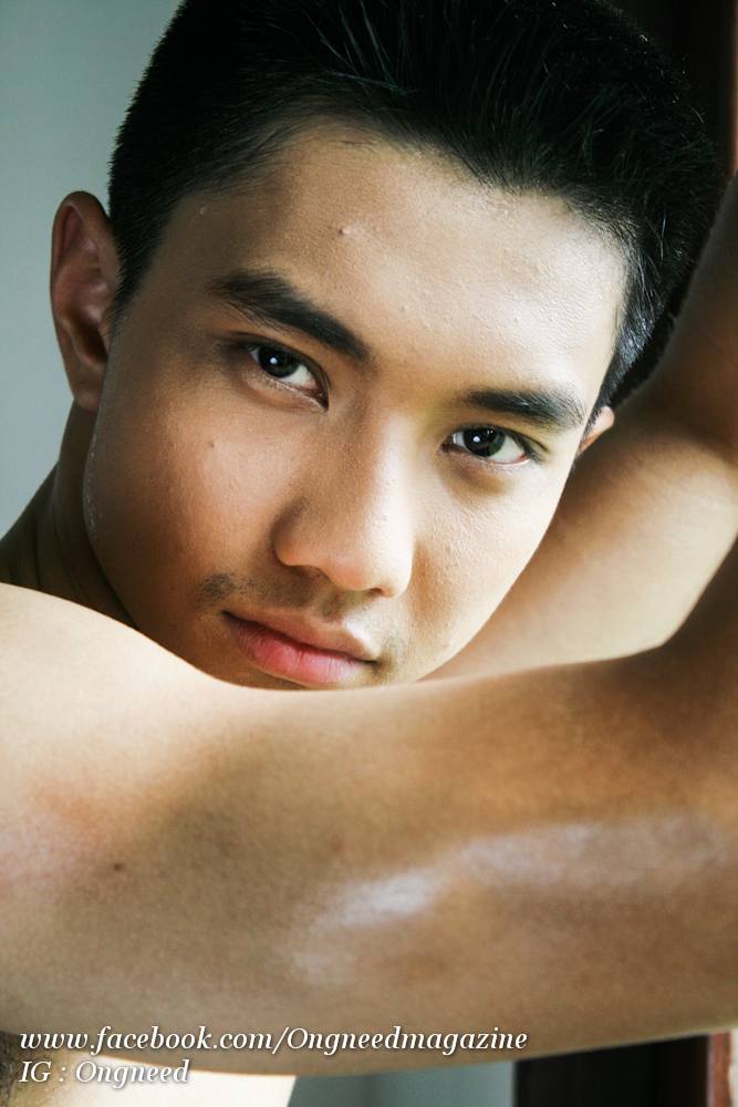 หนุ่มหล่อล่ำปล้ำง่าย น่าที่สุด