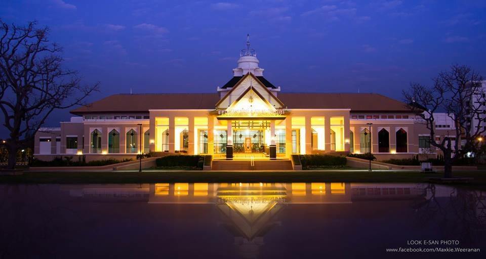 กลางคืนมาเปิดไฟสวยงาม หน้าจั่วผสมผสานความเป็นอีสาน ยอดสูงเป็นเจดีย์ตราสัญลักษณ์ ม.ครับ