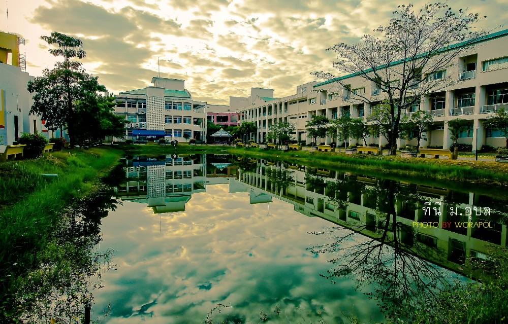 ส่วนกลุ่มตึกเหล่านี้ถัดเรียนรวมสี่มา คือคณะเกษตรศาสตร์ กลางคณะมีสระน้ำ บรรยากาศดีสมเป็นเกษตรศาสตร์จริงๆ