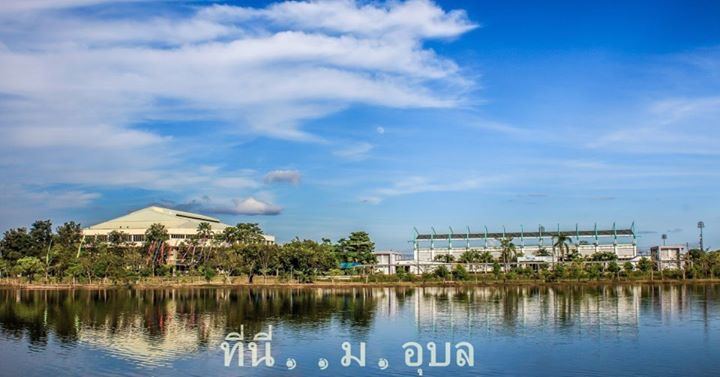 สระใหญ่ท้ายใหญ่ผ่ากลางม. หนองอีเจมส์ ตรงข้ามคืออาคารศูนย์กีฬา (ซ้ายมือ) และสระว่ายน้ำ(ขวามือ)