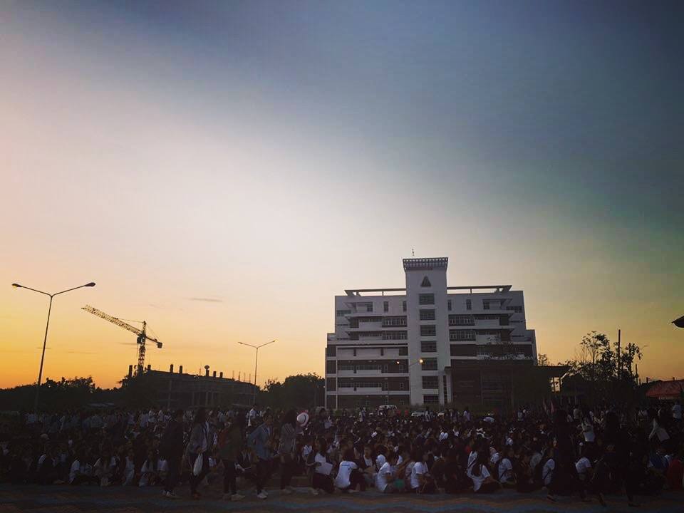 อยู่ข้างหลังอาคาร ผู้ป่วยนอกคือ อาคาร 9 ชั้นที่มีรูปทรงซับซ้อนของโรงพยาบาล ม.อุบล และด้านข้างที่กำลังสร้างก็ของโรงพยาบาลเช่นกันครับ