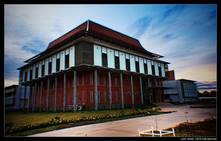 ขับรถเลยเข้ามาหน่อย เจอกับคณะแรกวิทยาลัยแพทย์ศาสตร์และสาธารสุข ครับ รูปทรงคล้ายๆอาคารโรงบาลแต่ใหญ่กว่าครับ