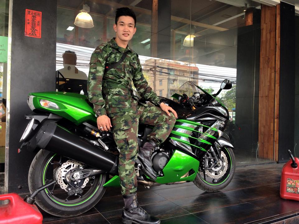 คนก้หล่อ รถก็น่าขี่ อยากซ้อนท้ายทหารบก ท่านนี้