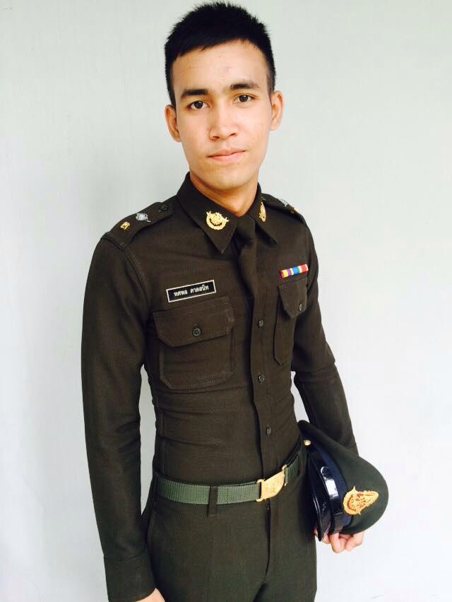 ผู้ชายคนนี้ เข้มน่ารักดี สไตล์เด็กนักเรียนช่าง ชื่อว่า ทศพล คาดสนิท ชื่อเล่น แม็ก ปี3 โรงเรียนช่างฝีมือทหาร สาขา ช่างเครื่องมือกล รุ่นที่54