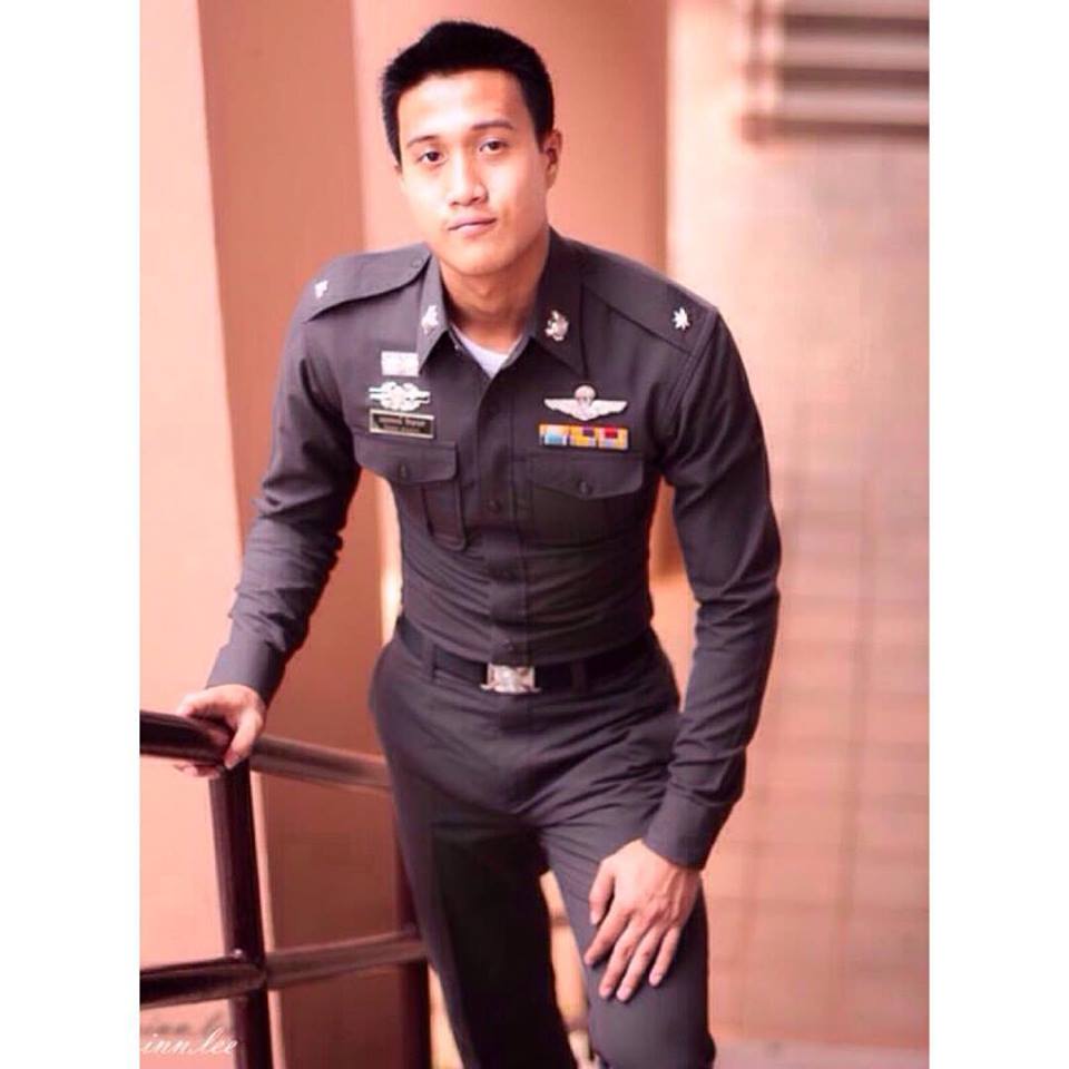 คนหล่อประจำ ผู้พิทักษ์สันติราษฎร์ ร.ต.ท.อนุวรรตน์ รักษายศ หมวดตั้ม จบ โรงเรียนเตรียมทหาร 52 นายร้อยตำรวจ 68 สถานะ โสด (ประมาณนั้นคะ) อิอิ เป็นกำลังใจแก่ตำรวจท่านนี้ด้วยนะ