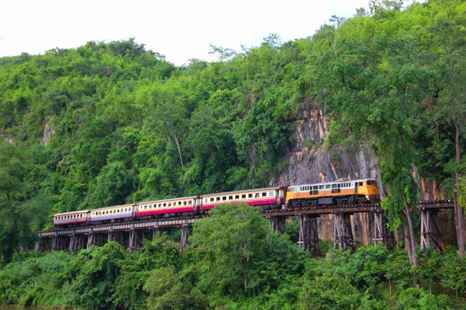 นั่งรถไฟเที่ยวที่กาญจนบุรี