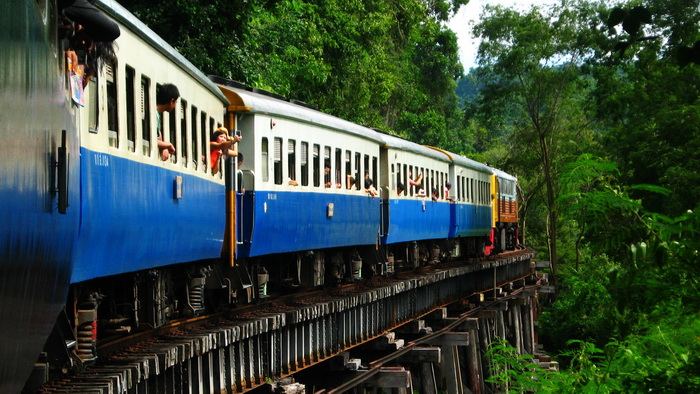 นั่งรถไฟเที่ยวที่กาญจนบุรี