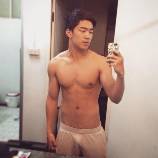 หนุ่มหล่อโชว์หุ่นแซ่บๆ