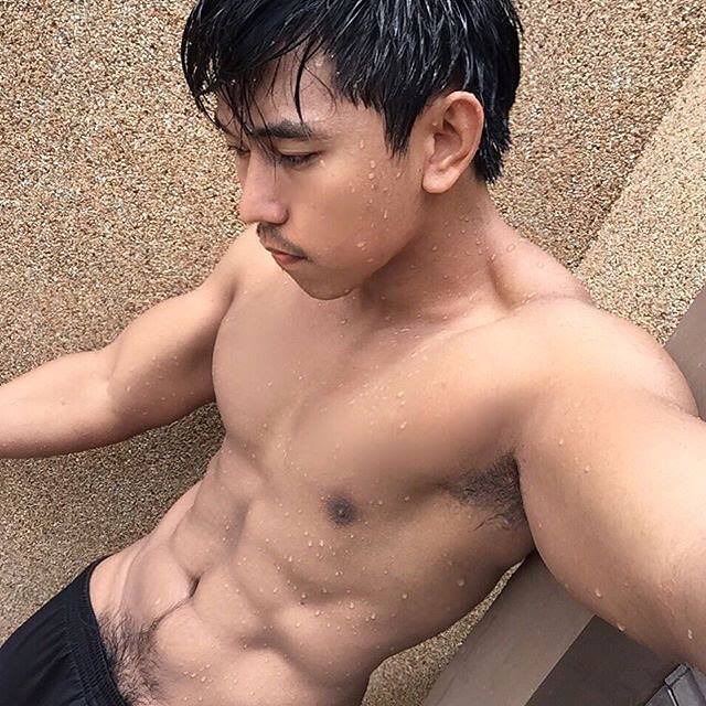 หนุ่มหล่อโชว์หุ่นแซ่บๆ