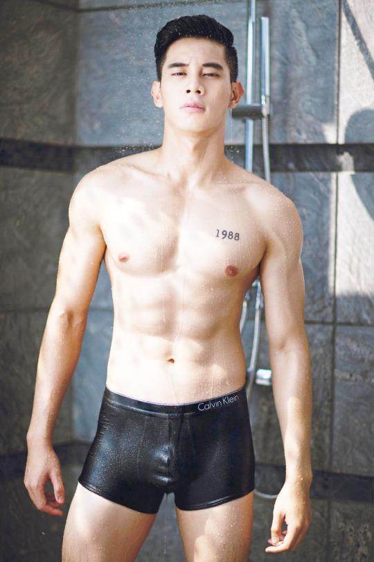 หนุ่มหล่อโชว์หุ่นแซ่บๆ