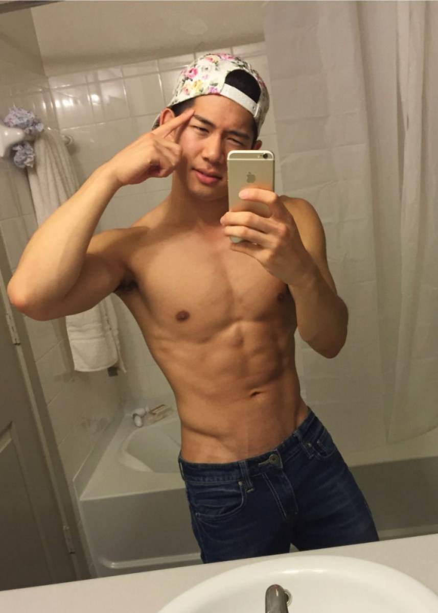 หนุ่มหล่อโชว์หุ่นแซ่บๆ