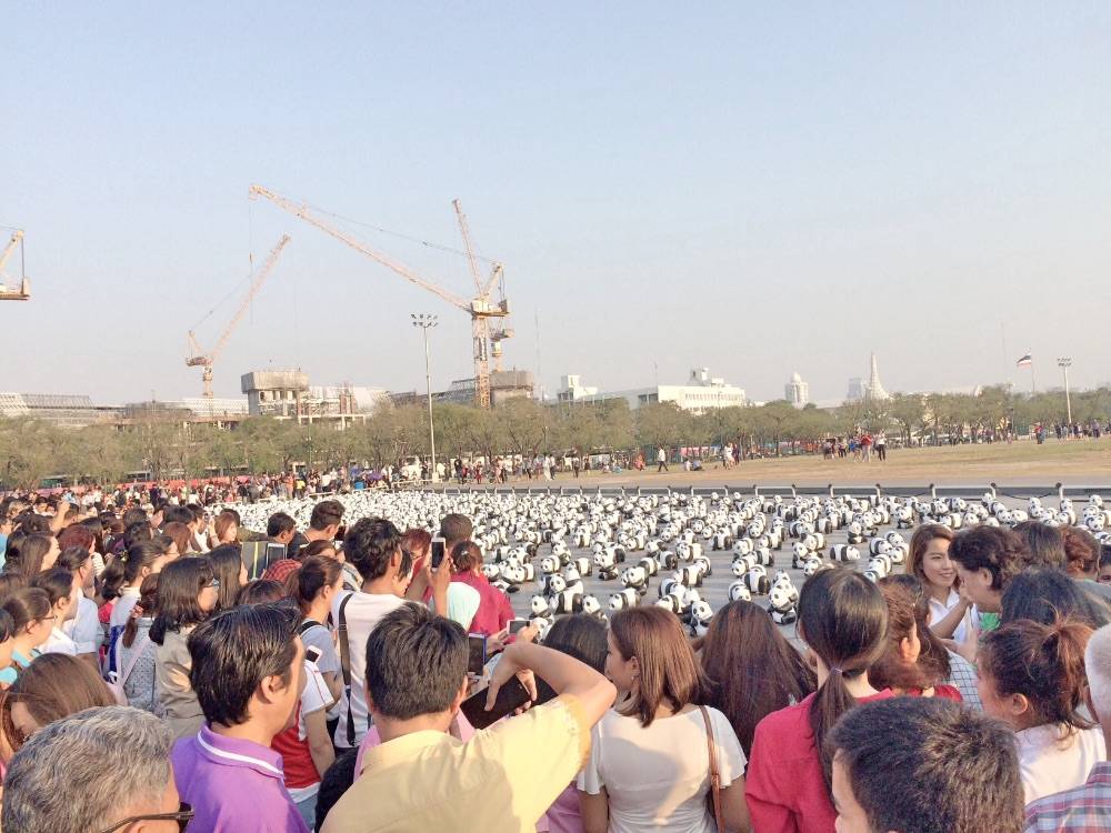 เก็บภาพบรรยากาศ "1,600 Pandas+ World Tour in Thailand" วันนี้วันแรก ที่บริเวณมณฑลพิธีท้องสนามหลวงมาให้ชมกันครับ