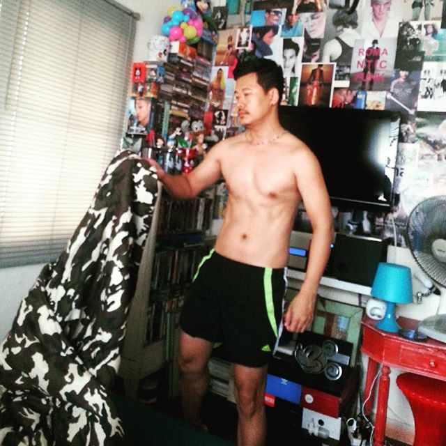 รัดเป้าตุง!!! หมีมีหนวด นุ่งกางเกงในตัวจิ๋ว โชว์ของใหญ่กลางทะเล คืนความสุขให้แฟนคลับ