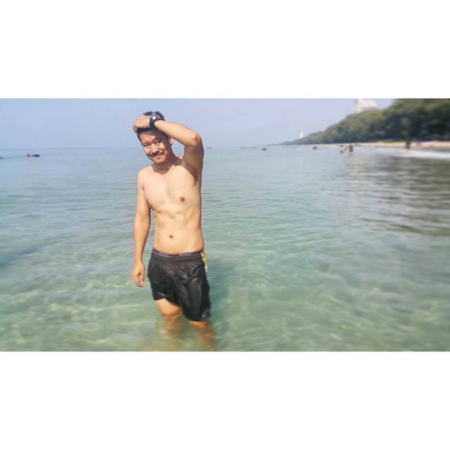 รัดเป้าตุง!!! หมีมีหนวด นุ่งกางเกงในตัวจิ๋ว โชว์ของใหญ่กลางทะเล คืนความสุขให้แฟนคลับ