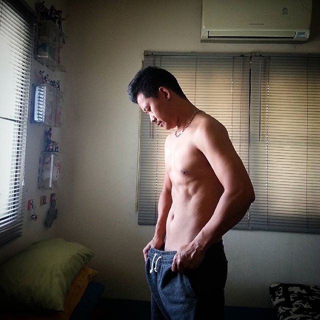 รัดเป้าตุง!!! หมีมีหนวด นุ่งกางเกงในตัวจิ๋ว โชว์ของใหญ่กลางทะเล คืนความสุขให้แฟนคลับ