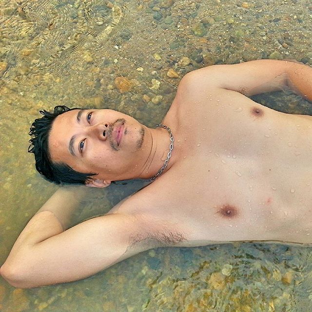 รัดเป้าตุง!!! หมีมีหนวด นุ่งกางเกงในตัวจิ๋ว โชว์ของใหญ่กลางทะเล คืนความสุขให้แฟนคลับ