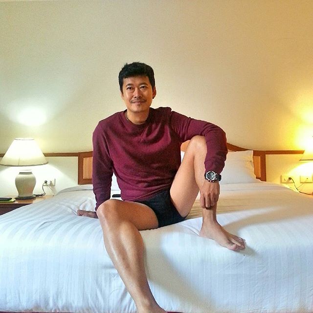 รัดเป้าตุง!!! หมีมีหนวด นุ่งกางเกงในตัวจิ๋ว โชว์ของใหญ่กลางทะเล คืนความสุขให้แฟนคลับ